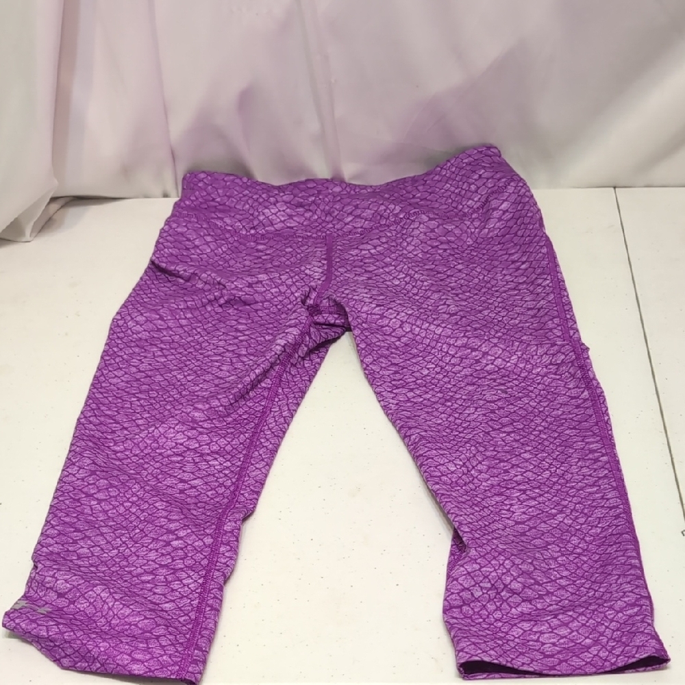 Under Armour Purple Snake Skin Pattern Cropped Leggings Size Small Petite
